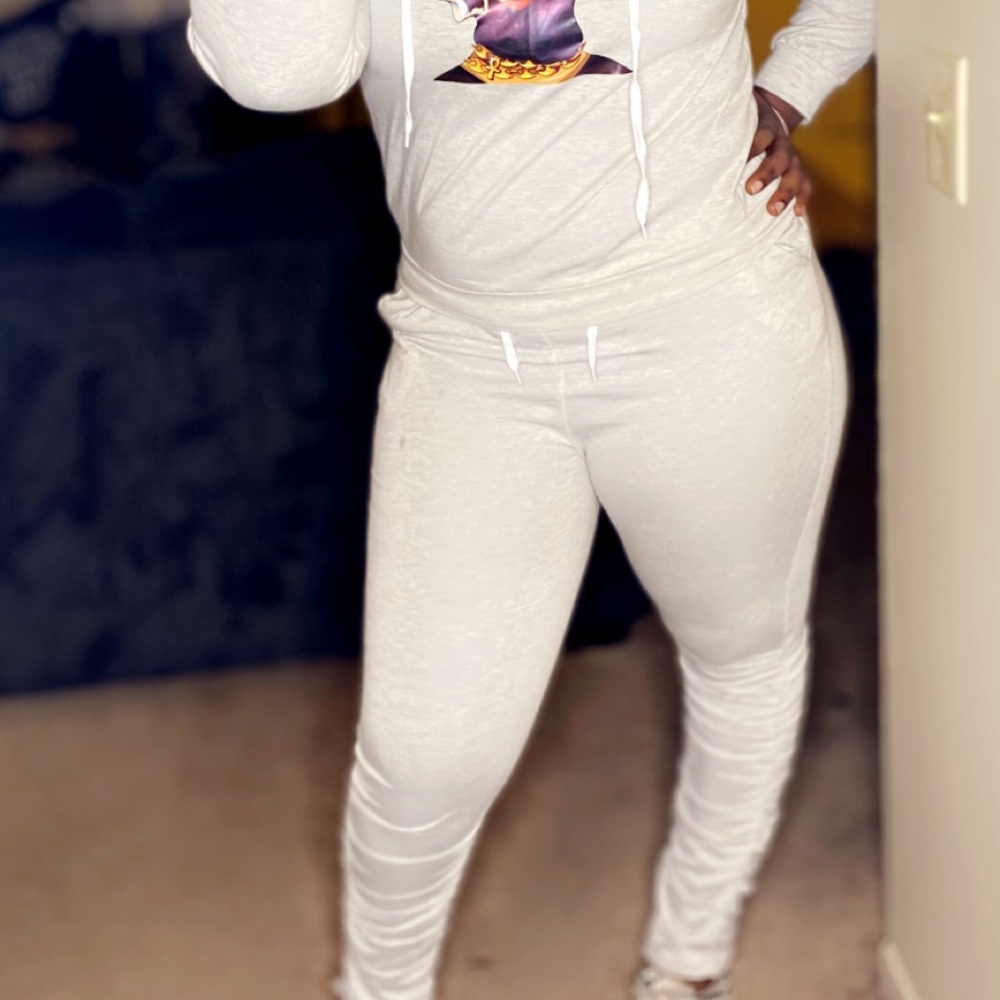 Stacked leggings with matching top .